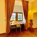 - Au Vieux Palais 3* اسباليون