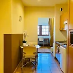 - Au Vieux Palais 3* اسباليون