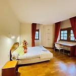- Au Vieux Palais اسباليون