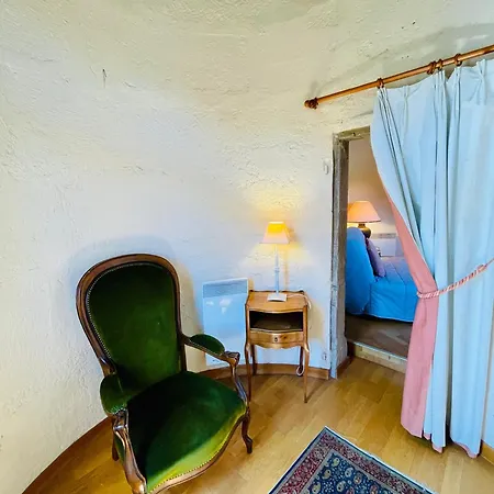 - Au Vieux Palais Эспальон