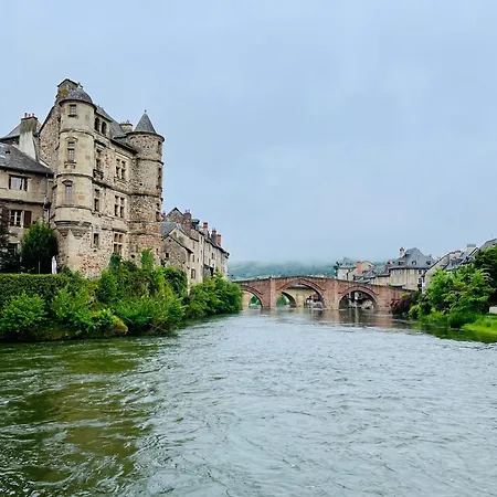 - Au Vieux Palais Эспальон