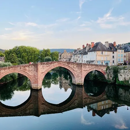 - Au Vieux Palais Эспальон