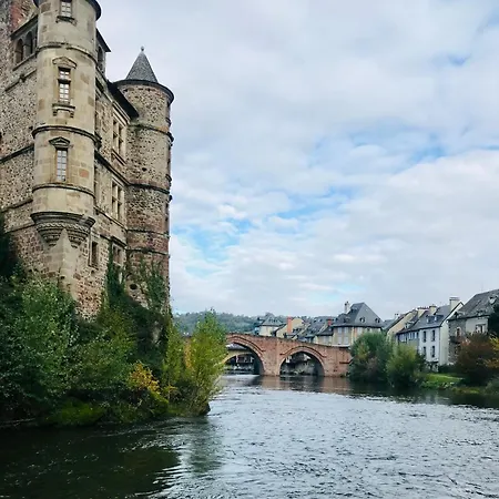 Апарт-отель - Au Vieux Palais Эспальон
