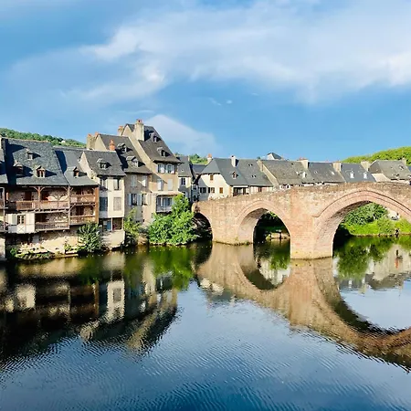 - Au Vieux Palais Эспальон