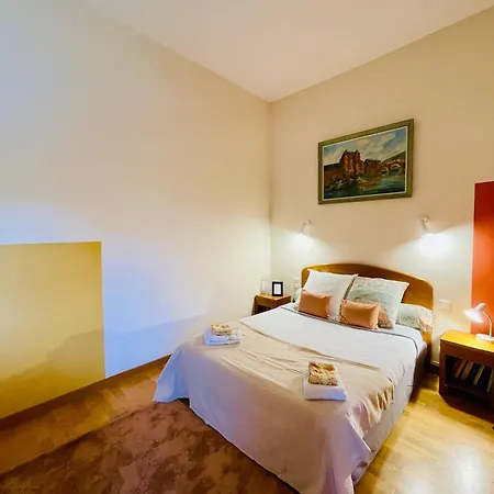 - Au Vieux Palais Эспальон