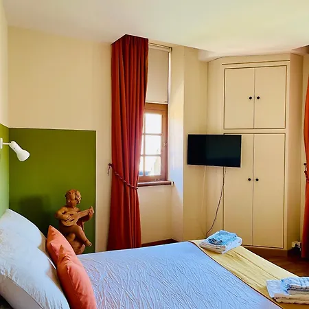 - Au Vieux Palais Эспальон