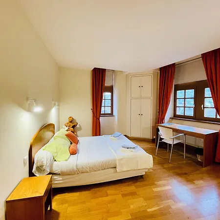 - Au Vieux Palais Эспальон