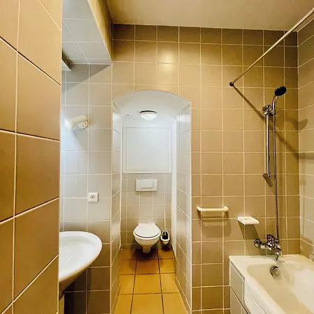 - Au Vieux Palais Эспальон