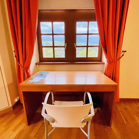 - Au Vieux Palais Эспальон