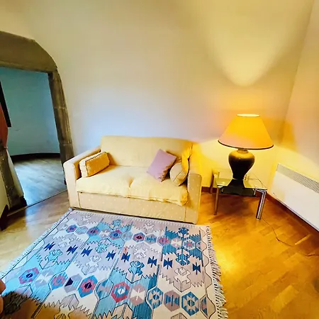 - Au Vieux Palais Эспальон